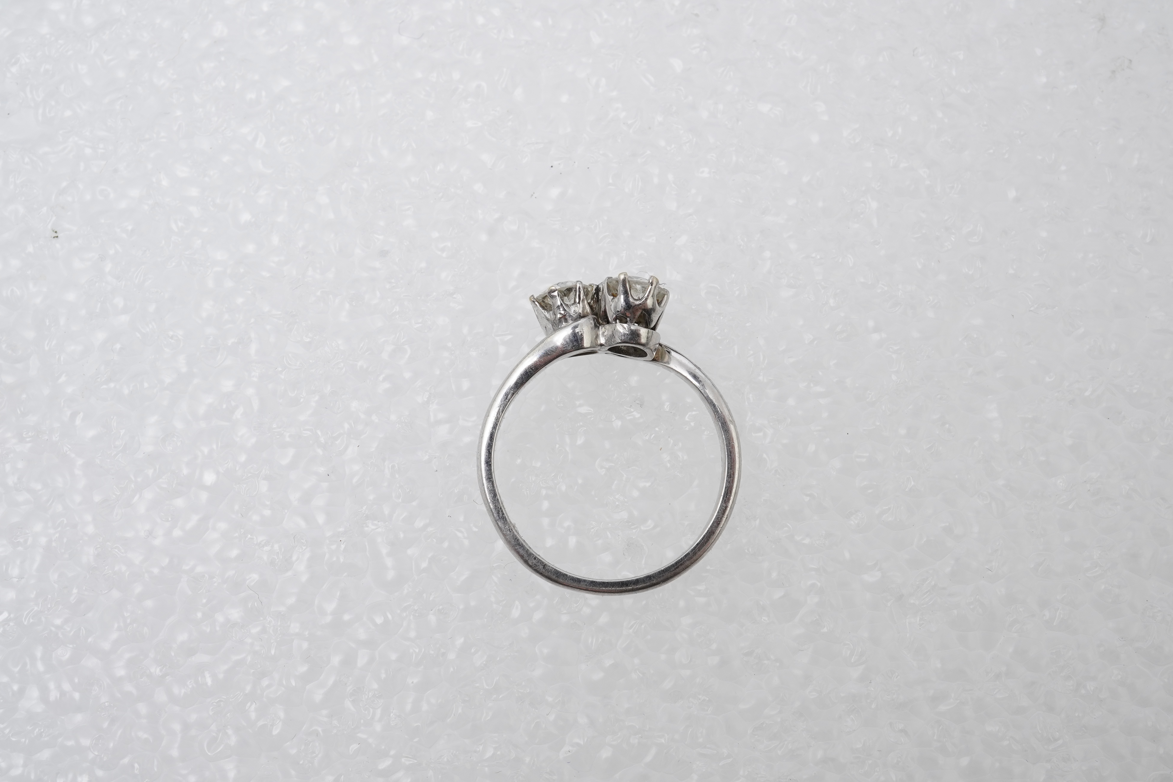 A diamond 'toi-et-moi' ring, early 20th century